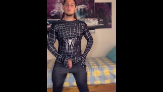 MIRA A THIIS🍆💦ESTE SPIDERMAN TIENE UNA GRAN POLLA😱 CUMMING