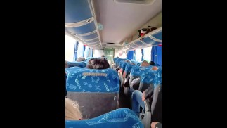 Ich habe einen Typen in der Öffentlichkeit in einem Bus voller Leute gelutscht und da es wirklich heiß war, wollte er mich essen.