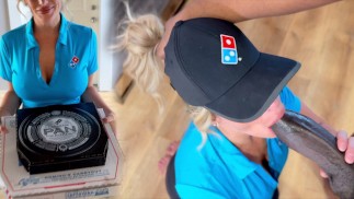 ピザ配達の女の子はソーセージと彼女の顔が絶頂で覆われた大きなBlackを取得します