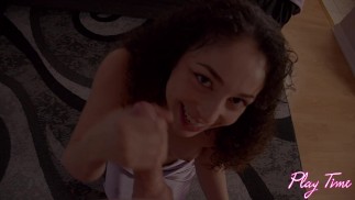 Petite cutie Pixie Smalls veio para um facial