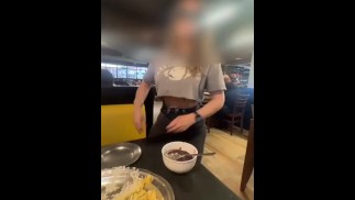 レストランで胸を見せて