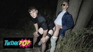 TWINKPOP - Tom Bacan курит и трахает Якоба Де Лунга раком в лесу