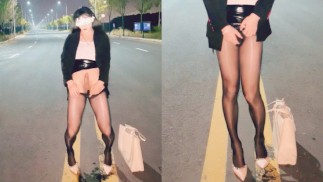 Chiński ladyboy masturbuje się i spuszcza na środku drogi