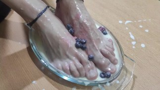 Homem amputado preenche seus lindos e hábeis pés com creme, morango e mirtilos para você