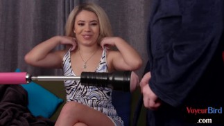 Britische CFNM Voyeur Domina neckt Kerl mit Fickmaschine