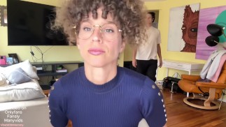 La belle-mère de l’enseignant baise entre les cours