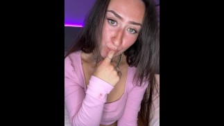 Studentessa britannica si spoglia nel suo vestito rosa