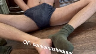 Der haarige Twink zeigt seine Militärsocken nach dem Training