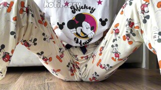 écolière en pyjama petits seins se masturbe et éjacule l’orgasme
