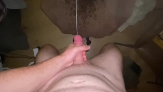 Dobrze nawodniony mężczyzna wybucha spermą