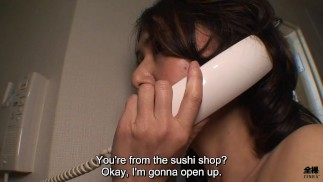 MILF japonesa atende a porta nua para um entregador