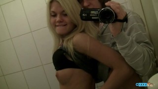 Bionda birichina mostra il culo in pubblico mentre il suo ragazzo filma