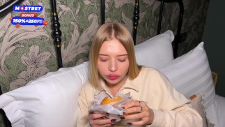 Karmiłem burgera ze spermą mojej słodkiej przyrodniej siostry