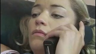 Blondie em pigtals chama cara para vir e transar com ela