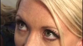 Zwei blonde Schlampen werden von einem großen versauten Schwanz begeistert