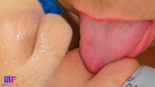 Primo piano che mangia la piccola figa della sorellastra