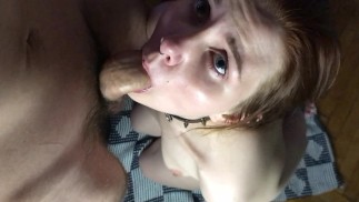 Práctica de mamada nocturna, mirando a los ojos con la polla en la boca