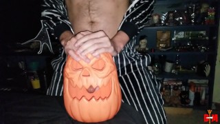 В комбинезоне скелета Jack и трахаю свою секс-игрушку с фонариком Джека! Счастливого Хэллоуина 2024