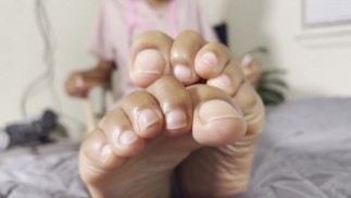 Ebony verpleegster wil haar voeten aanbidden na een lange dag in het ziekenhuis