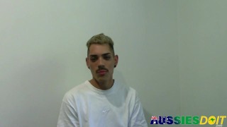 Gay australien aux yeux bleus Beckett masturbe sa bite dure