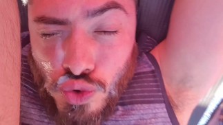 SELF FACIAL no meu caminhão, chupando minhas próprias bolas e pau