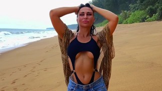 Geheimer Moment am Strand: Fremder guckt und bekommt seinen Chance