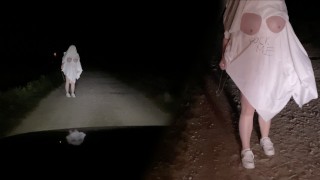 Encontrei uma cadela fantasma no Halloween enquanto dirigia à noite! 👻💦
