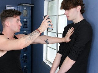 Twink Cachonda Monta Una Gran Polla En Baño Público Después De Ser Atrapado Masturbándose