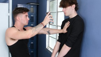 Geile twink berijdt grote lul in openbare badkamer na betrapt te worden op masturberen