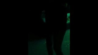 En regardant un voisin, elle s’est aperçue et est venue.