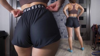 Pawg MILF plaagt haar kont in sport onder pantser shorts