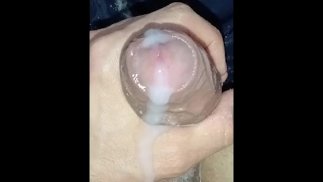 zdesperowany, duży żylasty penis wytryskający dużo mleka, zbliżenie