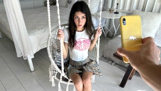 La figliastra si lascia scopare dal patrigno perché ha scoperto che è una famosa pornostar