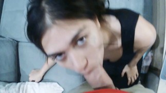 Mi esposa me engañó así que dejé que su hermanastra me chupó la polla y le di un facial