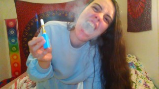 ПАХНУЩАЯ КИСКА Cute YouTube Girl Loves Smoking Wey Accidental Flash Porn Fail Сатира Смешная комедия