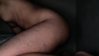 Trans młody mężczyzna (FTM) masturbuje się w różnych pozycjach część 2