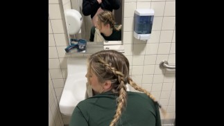 Шлюху Blonde ругают в общественной ванной комнате кемпинга