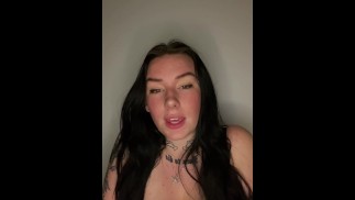 Jovencita británica te domina con hablar sucio