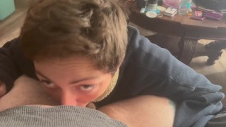 Kurzer Blowjob, sie spürt, wie ich in ihrem Mund wächst