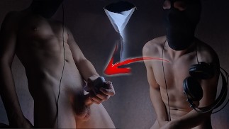 As pernas do homem em forma desistiram de um orgasmo poderoso depois de sexo vibratório inesquecível Toy, DESAFIO