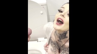 Puta meada en el baño se llena todos sus agujeros