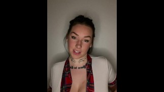 Busty estudante britânica dominante JOI
