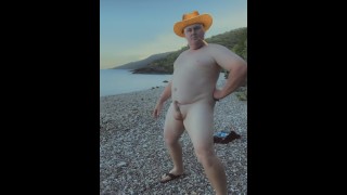 Branlette Naked sur la plage publique