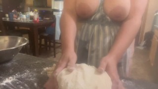 Big Boob Bbw kocht in nur einer Schürze