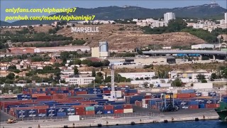 Pipe sur le balcon d’un bateau de croisière à Marseille