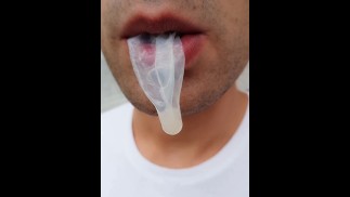 Na parkovišti jsem našel použitý kondom, takže jím cum, žvýkám ho a používám kondom jako žvýkačku