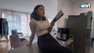 La mia ex ragazza lesbica mi sfida a masturbarmi davanti a lei e ho uno schizzo