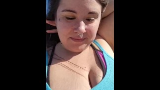 Ragazza reale che piscia in un Lake pubblico!