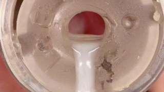 Gemendo con sperma da vicino
