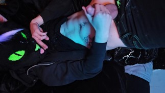 Alejka kot spuszcza się wszędzie tam fursuit głowa